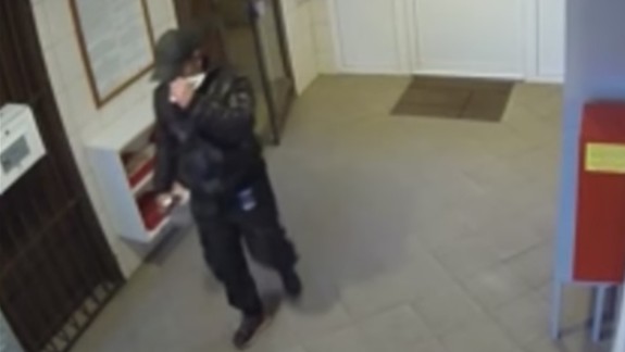 Nespoznáte ho? Hľadajú ho v súvislosti s krádežou na Hrobákovej