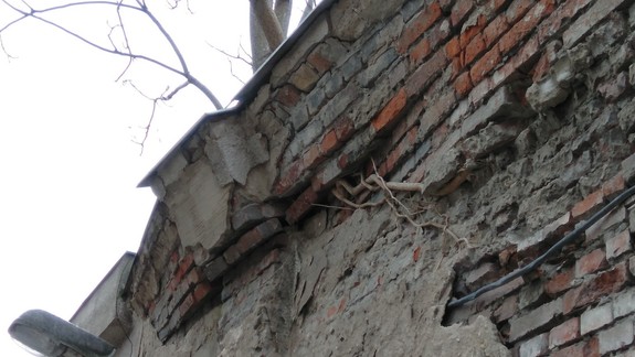 Padne niekomu na hlavu? Múr na Fazuľovej sa nebezpečne nakláňa