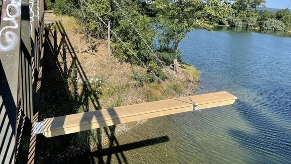 Vajnory dlhodobo trápia nelegálne móla na jazerách, nejaký kutil pripevnil na premostenie aj skokanský mostík