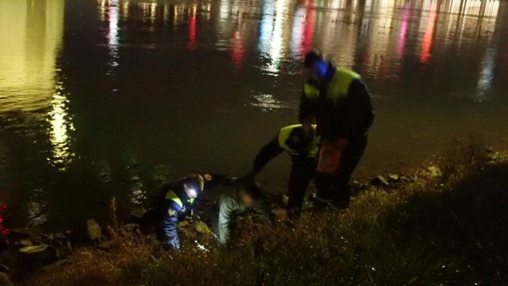 Muža v ohrození života dostali z brehu Dunaja do bezpečia mestskí policajti