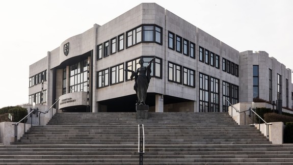 Na budove parlamentu sa začali práce zamerané na zateplenie a výmenu fasádnych prvkov