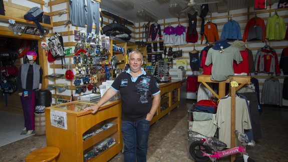 Pre korčule sem chodia generácie: Úžasný rodinný športový obchod funguje v Petržalke už neuveriteľných 32 rokov