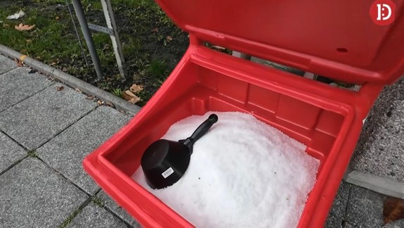 Posypová soľ môže podráždiť a popraskať kožu na labkách psov. Ako im pomôžete?