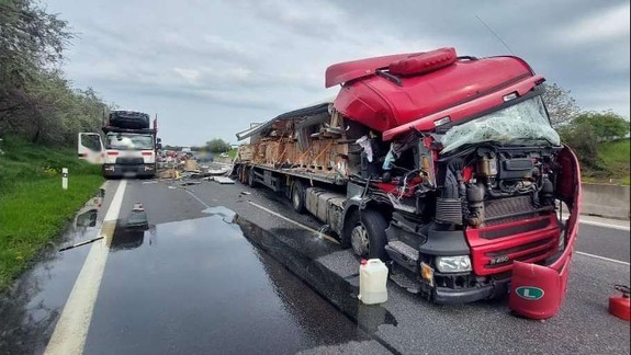 Veľká nehoda: Diaľnica D1 v smere na Bratislavu zostala po zrážke nákladiakov neprejazdná
