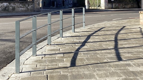 Zábradlí v meste je priveľa, manuál prináša presné pravidlá ich osádzania