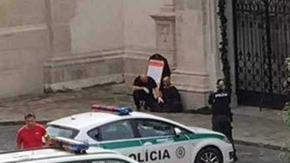 Polícia rieši prípad figuríny s maketou zbrane pred katedrálou