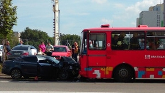 Autobus MHD sa zrazil s autom, zranilo sa päť ľudí