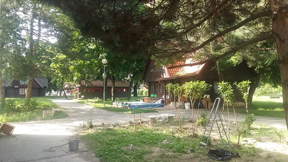 Poznáte ich? Uprostred panelákov sa nachádzajú tri drevenice