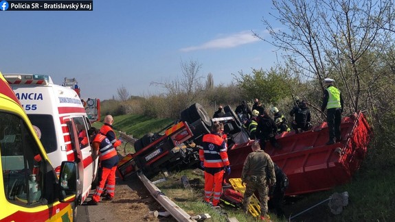FOTO: Diaľnica D2 je momentálne neprejazdná - prevrátil sa na nej kamión