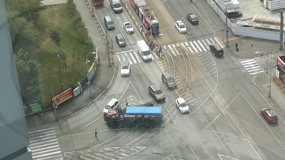 FOTO: Na križovatke Vajnorskej a Tomášikovej ulice sa prevrátilo nákladné auto - zablokovalo aj električkovú trať!