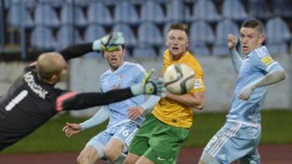 Slovan doma zdolal Žilinu 2:1 a dotiahol sa na Trenčín