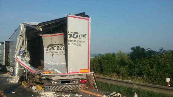 Obrovské kolóny: Na D1 za Sencom smerom na Bratislavu sa zrazili dva kamióny s dodávkou