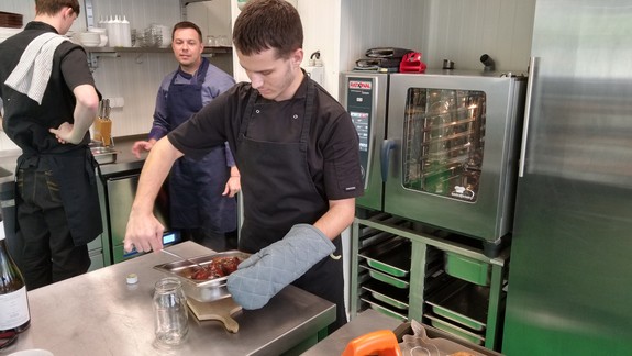 Príjemné vône a krásne upravené jedlá: Pozvali nás na tréningové menu pred maturitami v SOŠ gastronómie