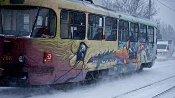 Mesto začalo posypávať cesty, MHD zatiaľ jazdí plynule