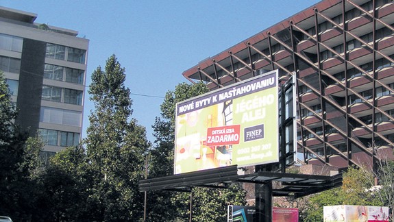 Reklamné zariadenia rastú bez povolení
