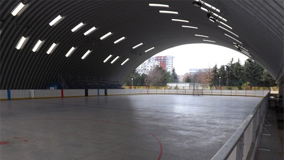 Hokejbal budú môcť hrať aj v zime a daždi