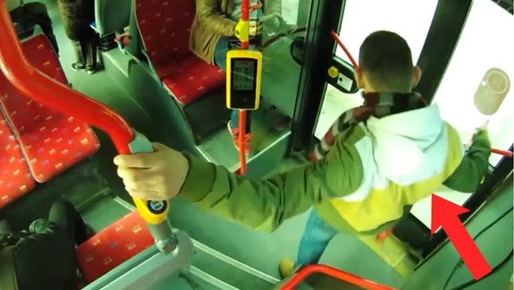 Policajti vypátrali muža, ktorý vykopol sklenenú výplň vo dverách autobusu MHD
