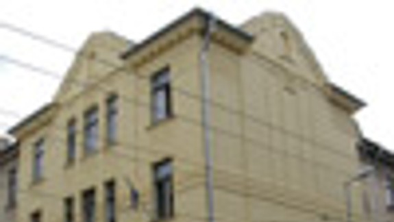 Fasádu školy poškodili pochybné opravy