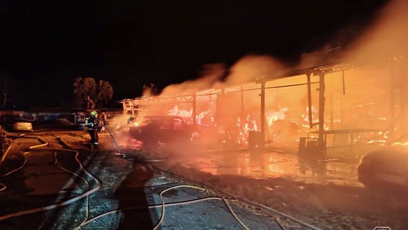 V Podunajských Biskupiciach zhorel v noci prístrešok a viacero áut