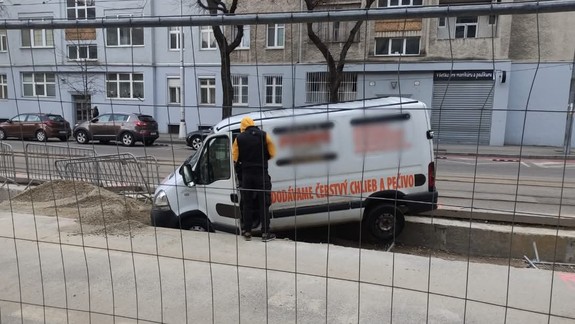 Pečivo včas k zákazníkom nedorazilo, vodič na Vajnorskej zišiel z cesty