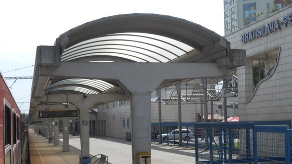 FOTO: Muž sa po železničnej stanici prechádzal so strelnou zbraňou, zasiahli policajti