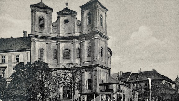 HISTÓRIA: Viete, prečo dala mestská rada zbúrať kostol na Župnom námestí? Dnes tam stojí Trojička