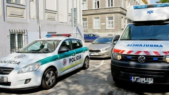 Po bitke vo fitnescentre jedného muža odviezla sanitka a druhého polícia 