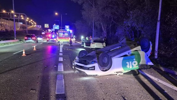 Nehoda na Einsteinovej: Jedno auto skončilo bez kolies, druhé na streche