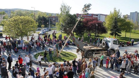 Dúbravka postaví máj a privíta ho spevom, tancom, hudbou aj nevšednou výstavou