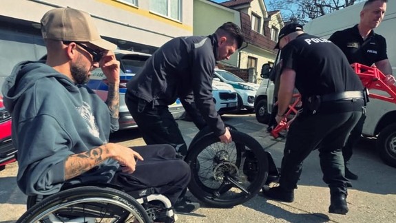 Dobrá správa: Policajti vypátrali a vrátili ukradnutú trojkolku zdravotne znevýhodnenému mužovi