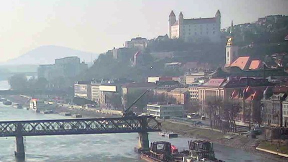 Popoludní sa súlodie presunulo pod tretie mostné pole