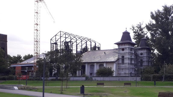 Na streche Divadla Aréna pribudla konštrukcia novej veže: Patrí k tejto pamiatkovej budove?