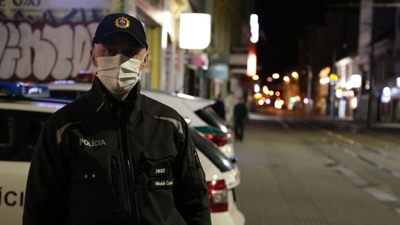 "Zákaz vychádzania" počas Veľkej noci: Policajti vysvetľujú detaily