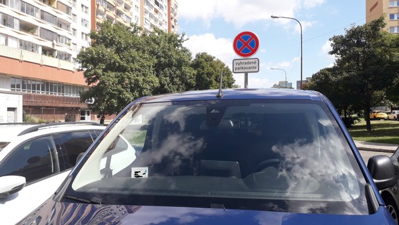 Nová značka vyhradeného parkovania vás vyjde desiatky eur: Dokedy platí pôvodná aj s EČV auta?