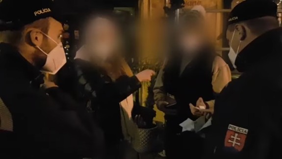Policajti kontrolovali zákaz vychádzania v uliciach, rozdali aj pokuty