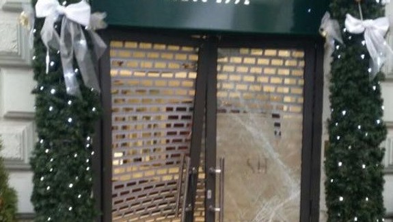 Neuveriteľné: Vlamač vrazil autom do klenotníctva v centre mesta, odniesol si hodinky za pol milióna eur