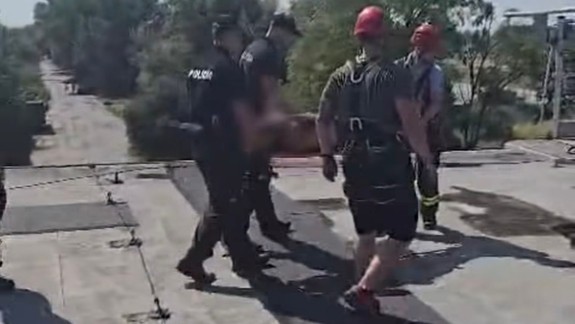Na trolej vysokého napätia vo V. Levároch vyliezol muž, železničnú dopravu zastavili