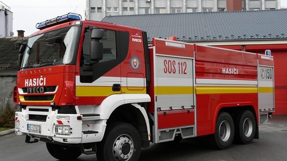 V Dúbravke znova horelo - 17 hasičov malo, čo robiť, aby oheň skrotilo