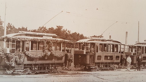 FOTO: Pred 124 rokmi začali v Bratislave premávať električky - takto vyzerali prvé vypravené vozy