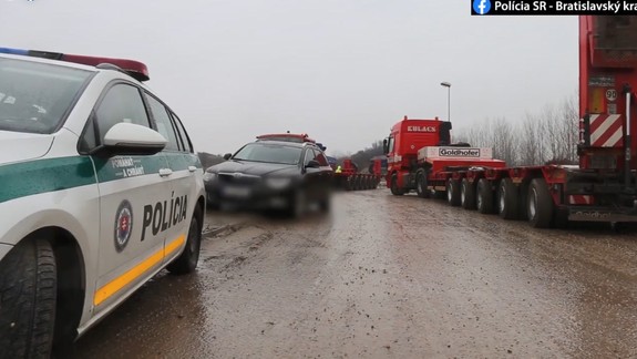 VIDEO: Policajti zasiahli proti nezákonnej likvidácii odpadu. Zadržanému mužovi hrozí až 8 rokov za mrežami