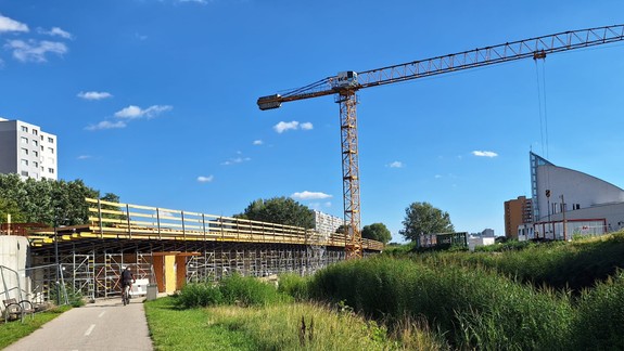 Meškajúca výstavba električkovej trate v Petržalke: Mesto si pokuty zatiaľ neuplatnilo