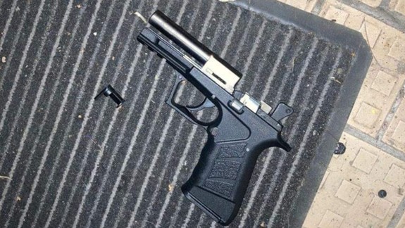 Dráma v podniku na Obchodnej: Muž napadol pištoľou 15-ročného chlapca