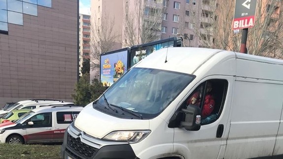 Kuriér s dodávkou stál na chodníku, ale keď videl, že ho fotia, urobil toto...