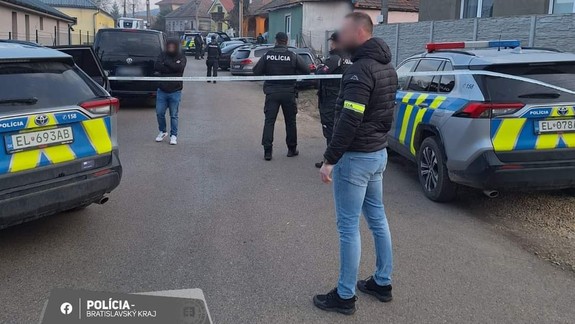 Vydieranie pre chúlostivé fotky: Polícia obvinila štyri osoby, ktoré mámili od ľudí peniaze