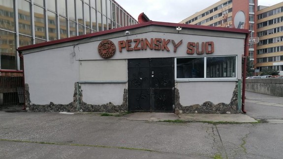 Neskolaudovaný bufet pri Novej tržnici: Odkúpi ho Nové Mesto za desiatky tisíc alebo ho zrovnajú so zemou?