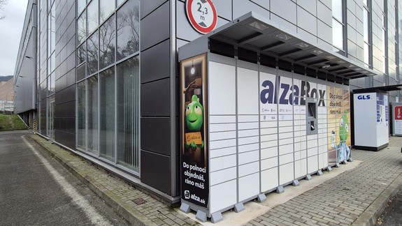 Slovenská pošta rozširuje sieť samoobslužných zariadení o AlzaBoxy