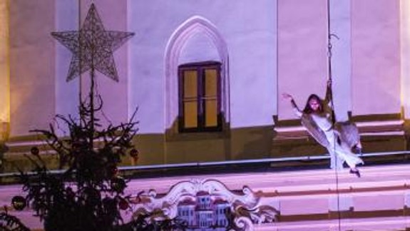 FOTO: Vianočné trhu sú tu. A s nimi zaujímavý program v uliciach