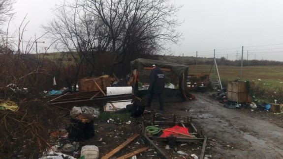 Smutný príbeh: Medzi bezdomovcami našli policajti zanedbaného trojročného chlapčeka