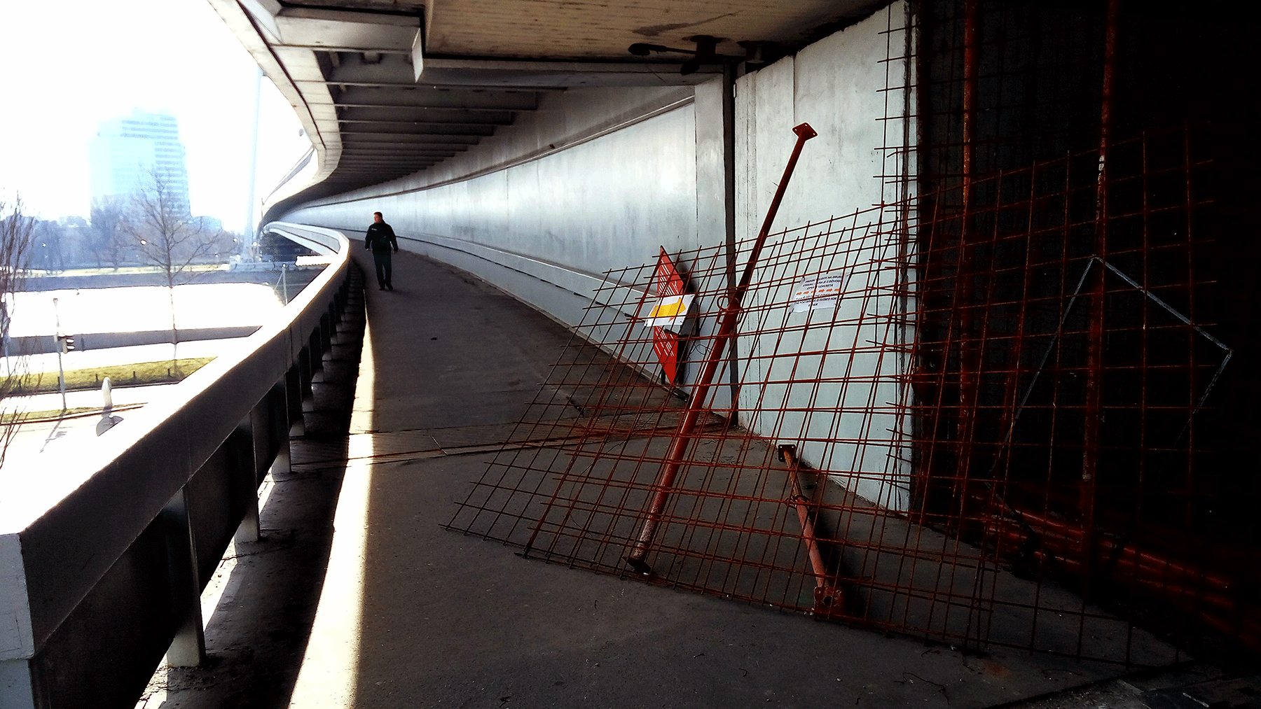 VIDEO: Plot je zvalený, ľudia prechádzajú aj po "zakázanej" lávke Mosta SNP