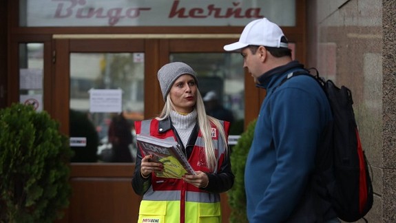 Spevák David Koller a poetka Mirka Ábelová predávali pouličný časopis!